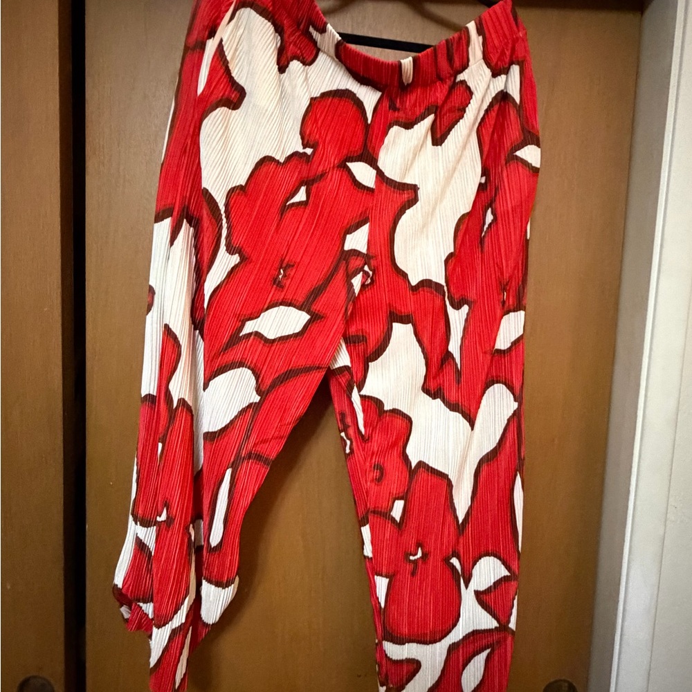 Red & Cream Abstract Print floral Capri Pants